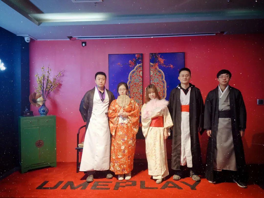 当她拿起画笔，密室便有了温度
