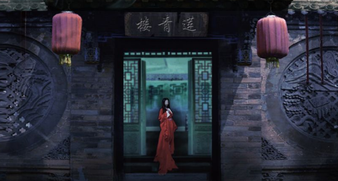 当她拿起画笔，密室便有了温度