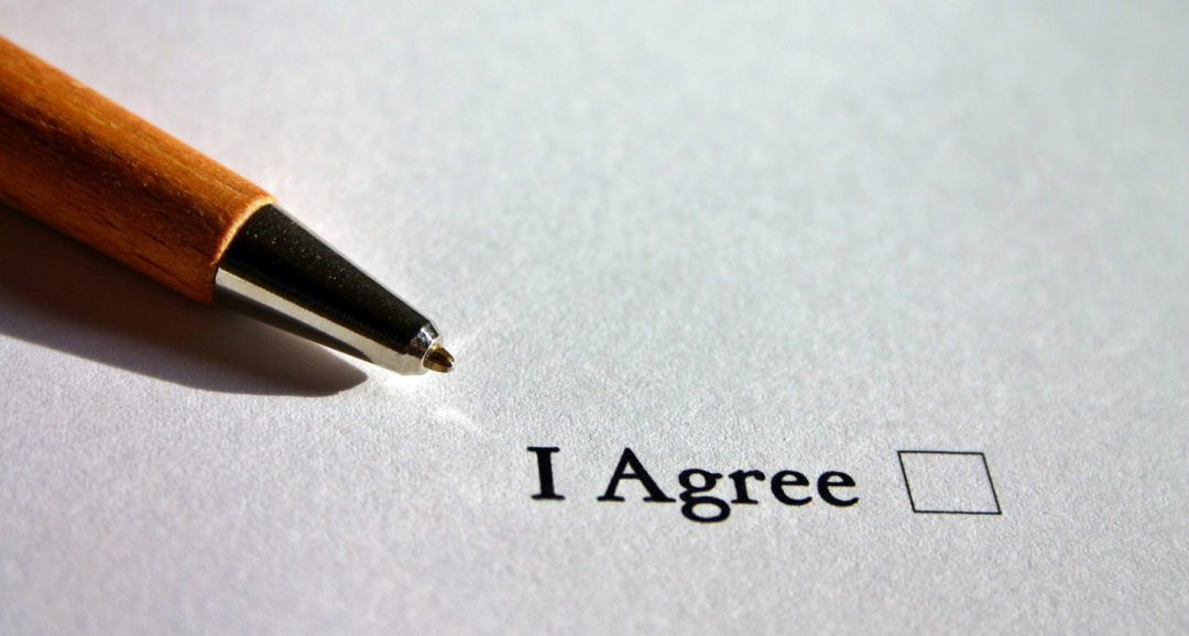 密室吹哨人 | “假电棍电锯+追逐”=“强T收割机” ？