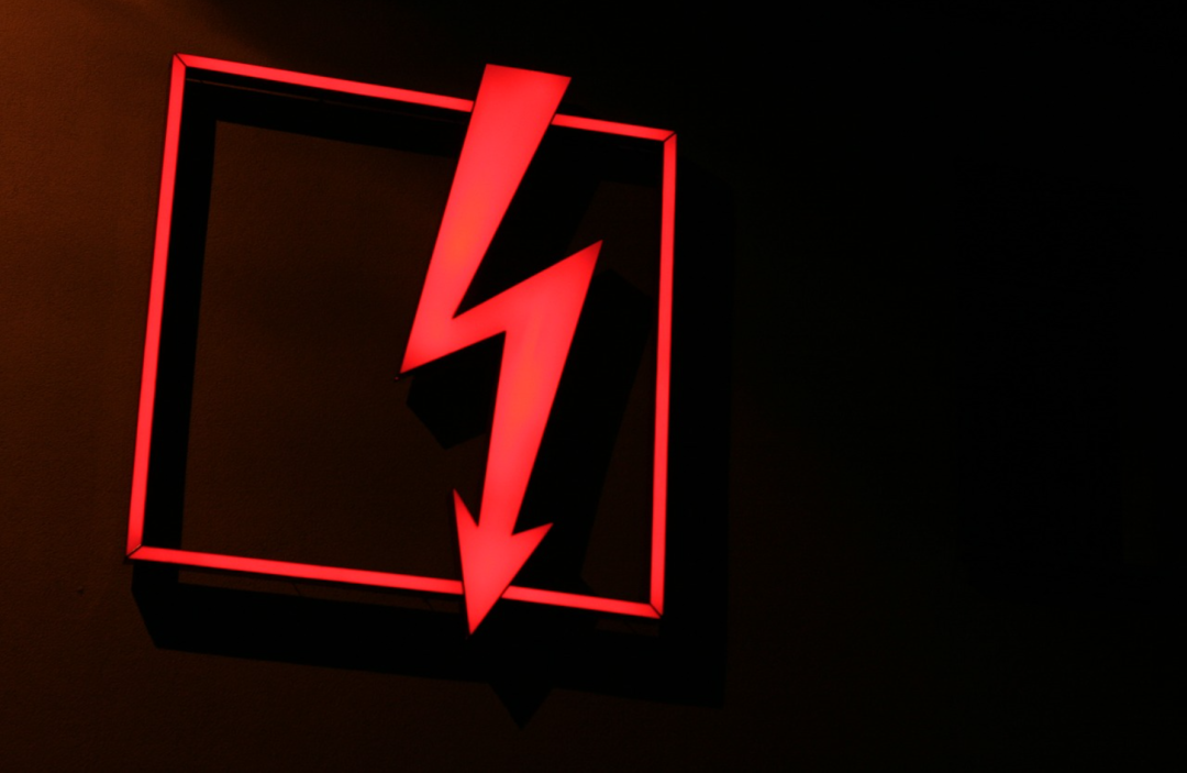 密室吹哨人 | “假电棍电锯+追逐”=“强T收割机” ？